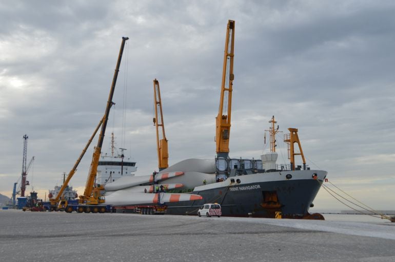 Operativa de palas de aerogeneradores en el Puerto de Motril(Granada) donde un barco es cargado con este material