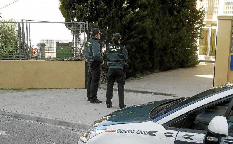 Agentes de la Guardia Civil vigilan un instituto