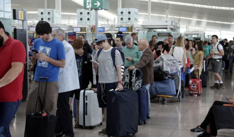 Imatge de la cua als taulells de reclamacions de passatgers de Vueling afectats per les cancel·lacions 