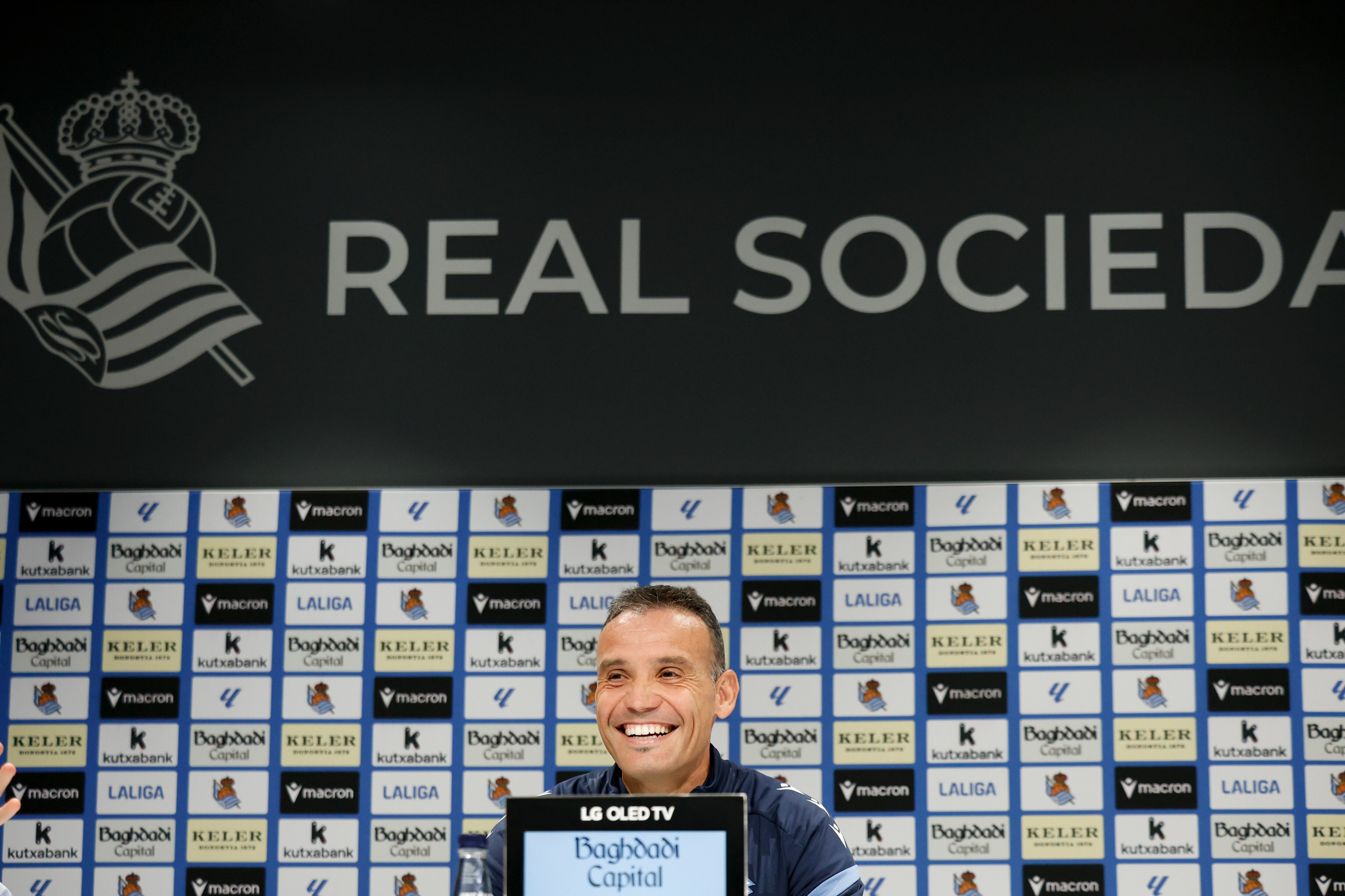 SAN SEBASTIÁN (ESPAÑA), 31/10/2025.- El entrenador de la Real Sociedad, Sergio Francisco, comparece este viernes ante los medios de comunicación en el campo de Zubieta de San Sebastián, en la previa del derbi contra el Athletic Club. EFE/Juan Herrero.
