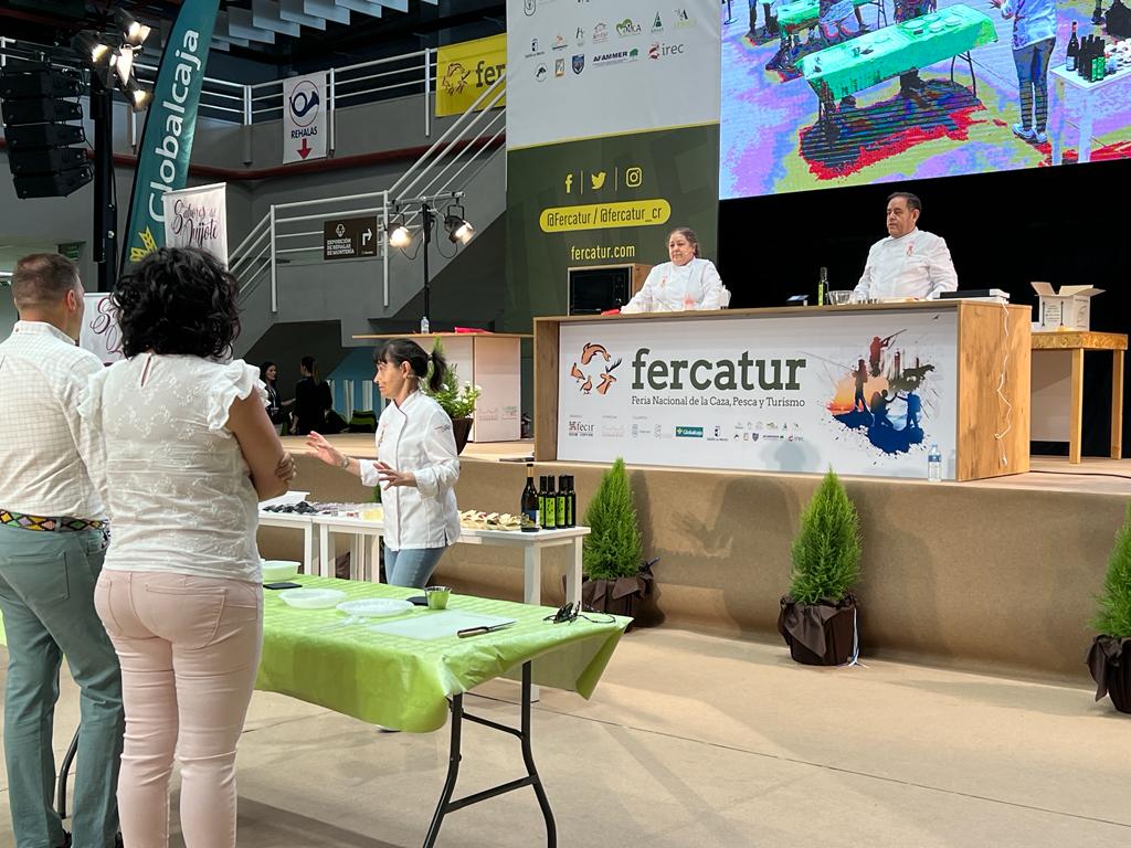 La actividad ‘Cocina con Aurora’, ha reunido a doce personas que han cocinado en pareja en el marco de FERCATUR