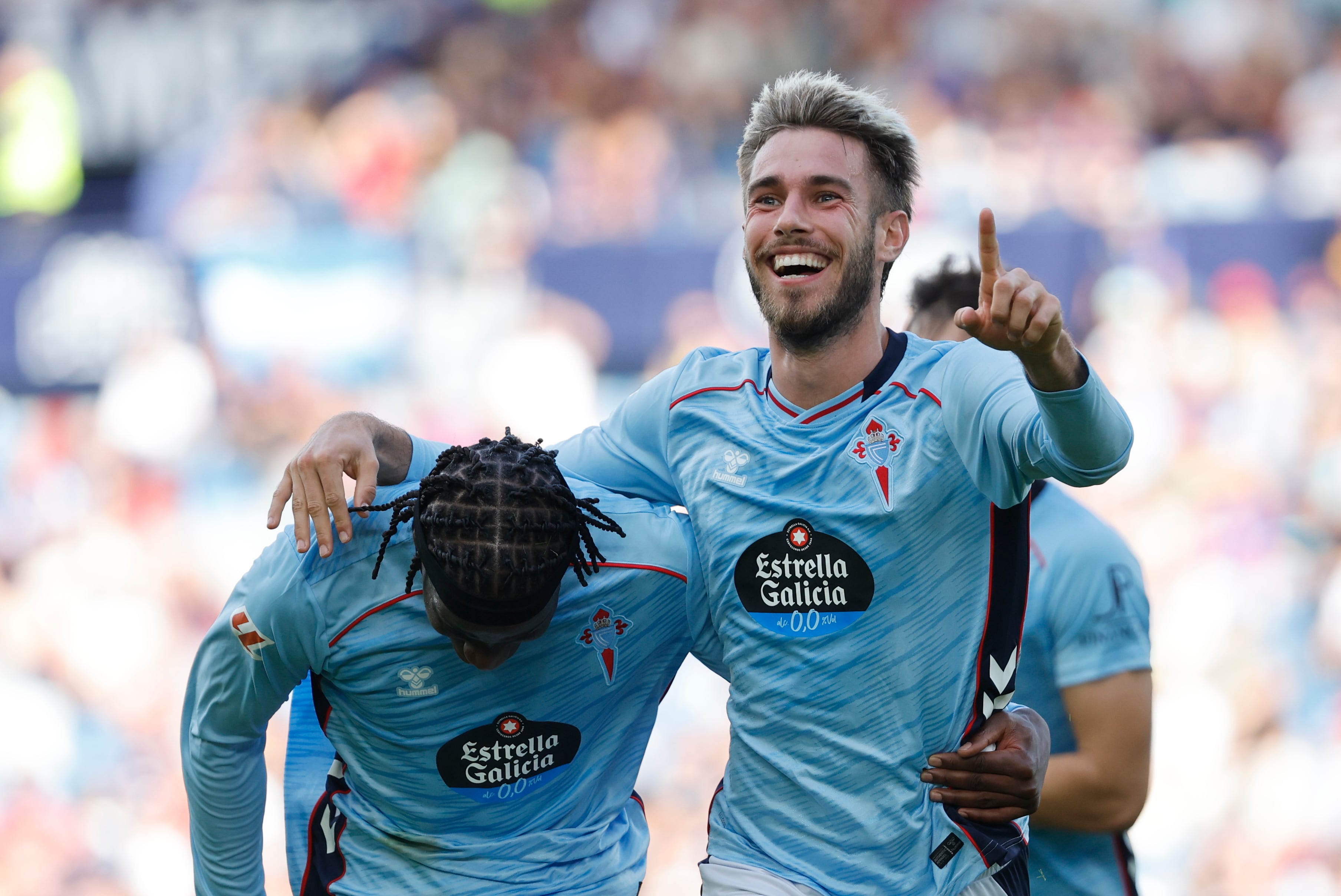 VALENCIA, 02/11/2025.- El defensa del Celta de Vigo Óscar Mingueza (d) celebra con su compañero Ilaix Moriba (i) tras marcarle un gol al Levante, durante el partido correspondiente a la undécima jornada de LaLiga EA Sports disputado este domingo en el Ciutat de València. EFE/ Ana Escobar