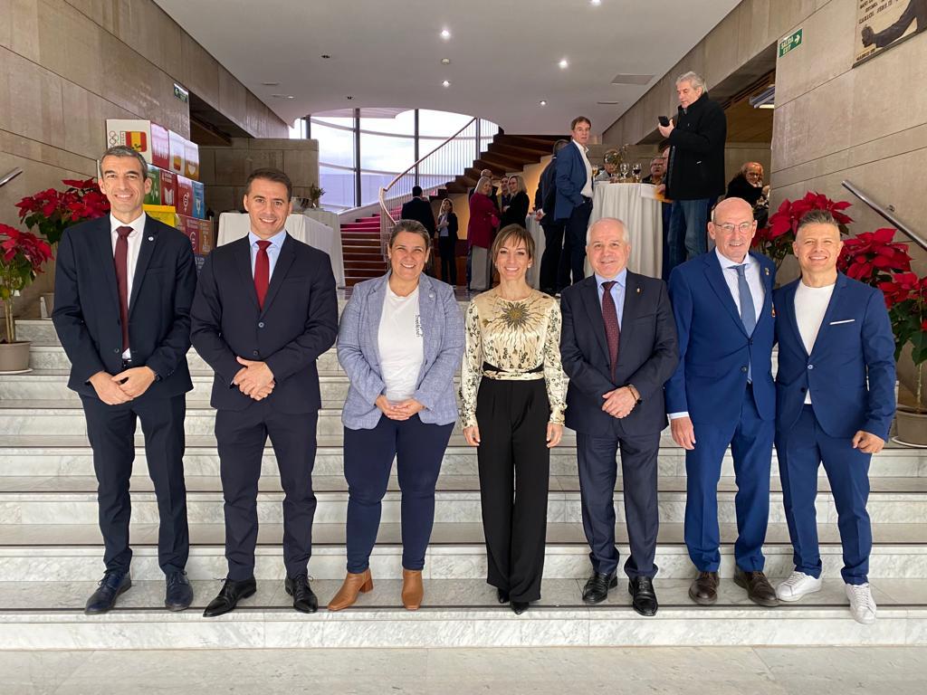 La alcaldesa, Tita García Élez y parte de su equipo, con la karateca, Sandra Sánchez en su acto homenaje