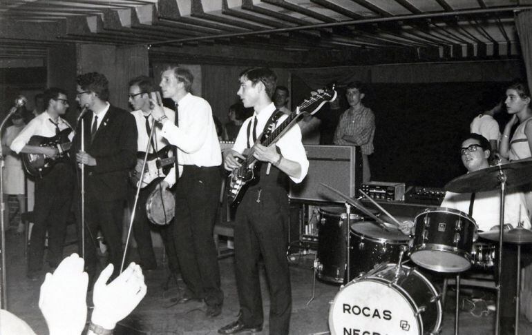 Rocas Negras, en el escenario de Radio Zaragoza, durante su récord mundial de 24 horas seguidas actuando en mayo de 1966