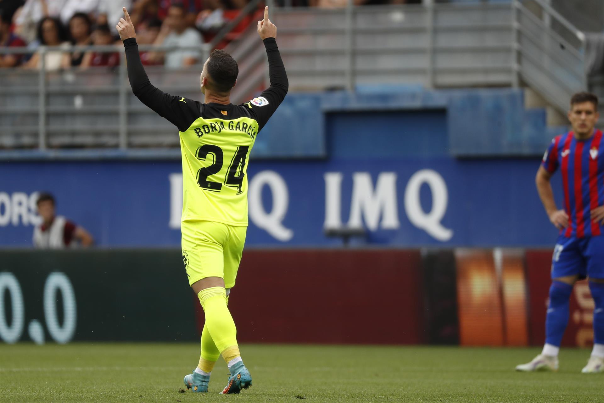 El futbolista del Girona Borja García celebra tras marcarle un gol al Eibar durante el partido de vuelta de la primera eliminatoria de los play offs de ascenso a LaLiga Santander entre el Eibar y el Girona, disputado este domingo en Eibar. EFE/ Juan Herrero