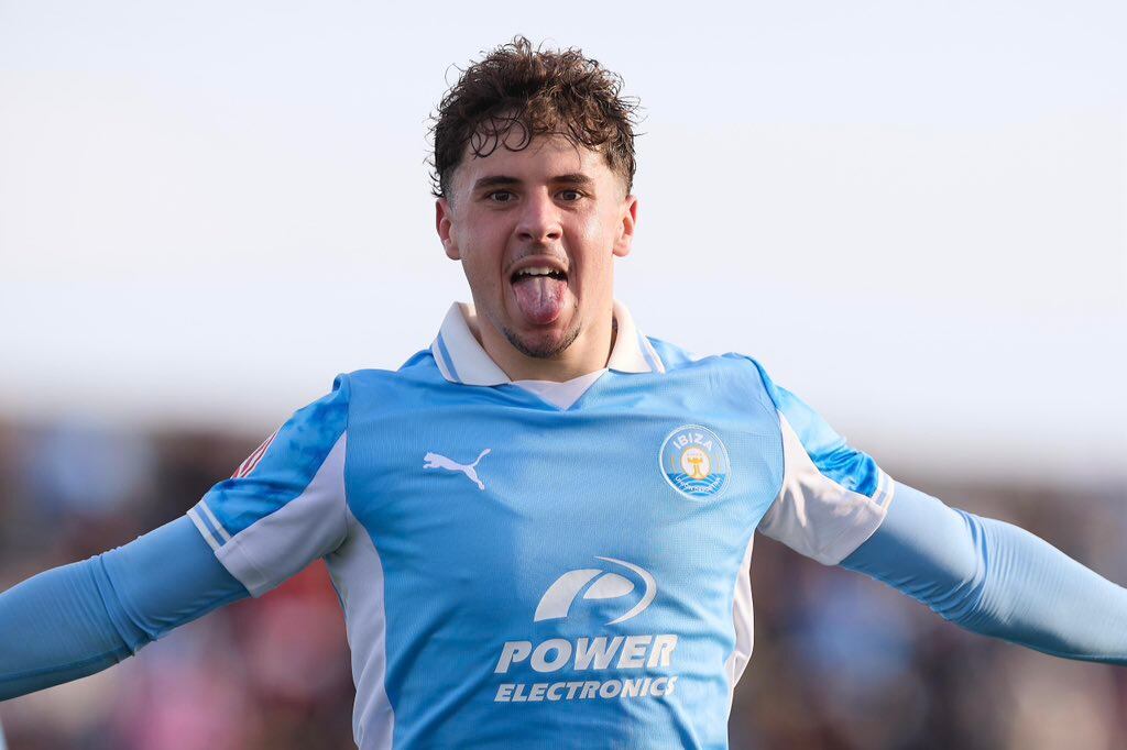 Izan celebrando su primer gol con el Ibiza