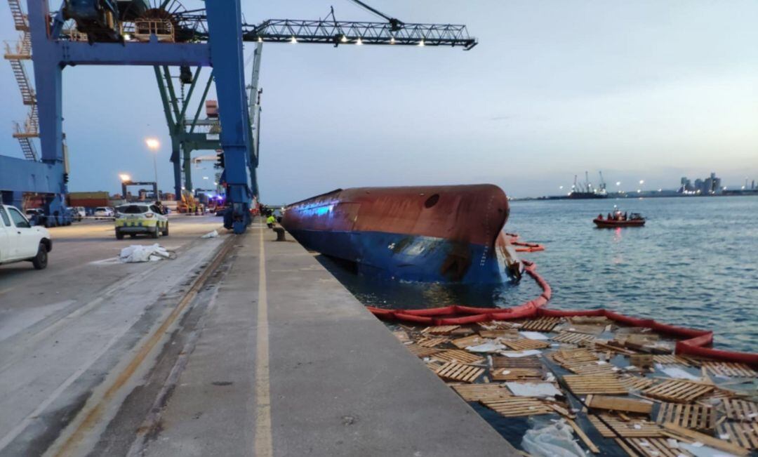 El barco que volcó en el puerto de Castellón.