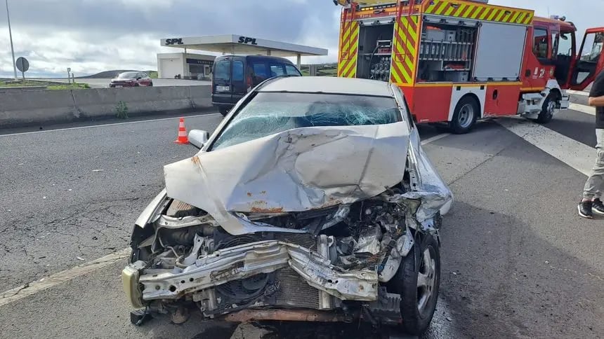 Vehículo siniestrado en la LZ-40.