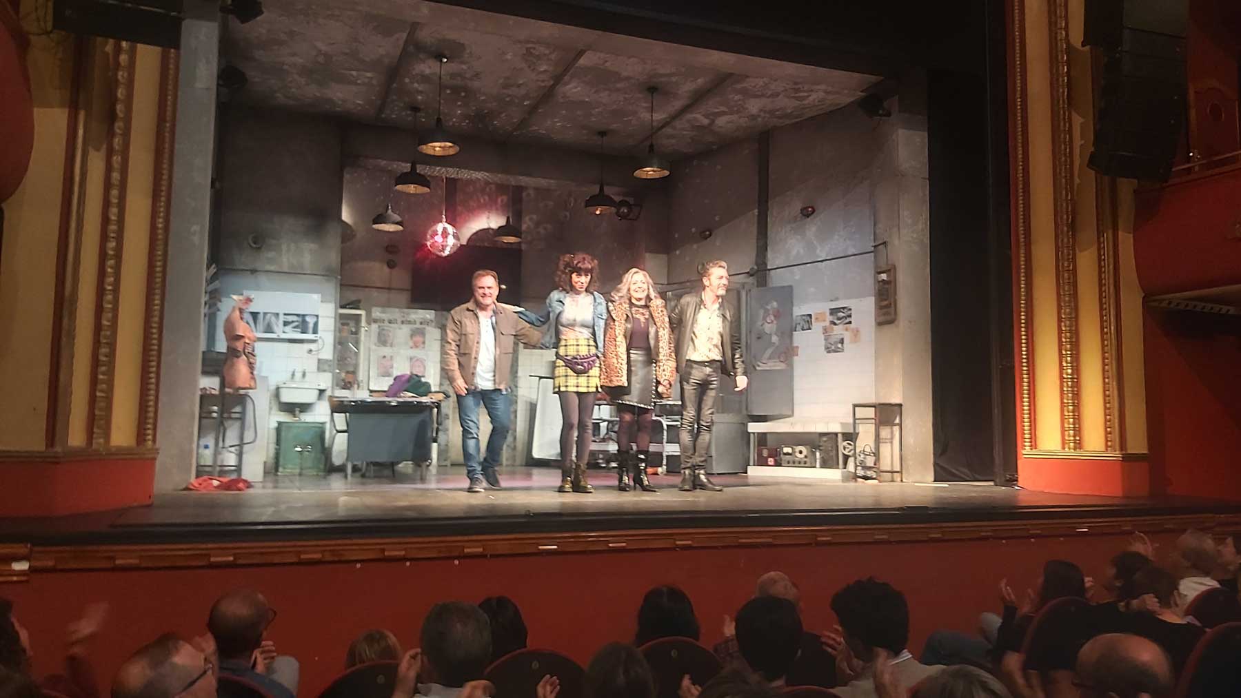 Xavi Mira i la resta del companys de repartiment al finalitzar una de les representacions al Teatre Talia