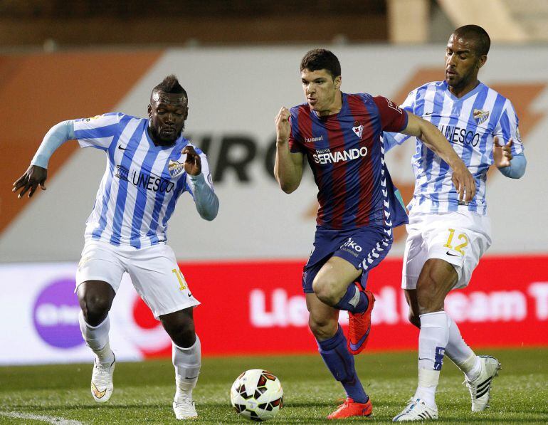 El jugador del Eibar Capa conduce el balón ante Boka y Tissone