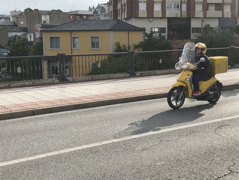 Los trabajadores siguen su jornada laboral