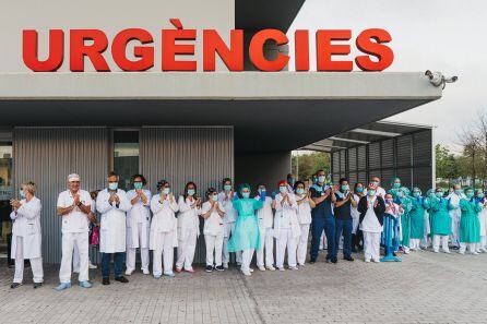 Los sanitarios en la puerta de Urgencias donde se realizó el homenaje a su labor contra el coronavirus