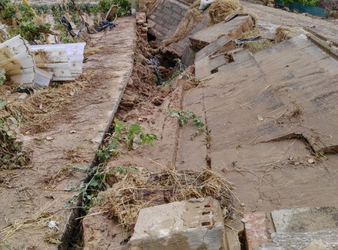 Acequia destrozada en el término de Congosto en Tafalla