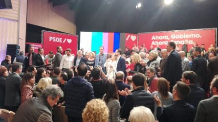 Pedro Sánchez junto a los dirigentes provinciales del PSOE, saluda a los asistentes al acto político