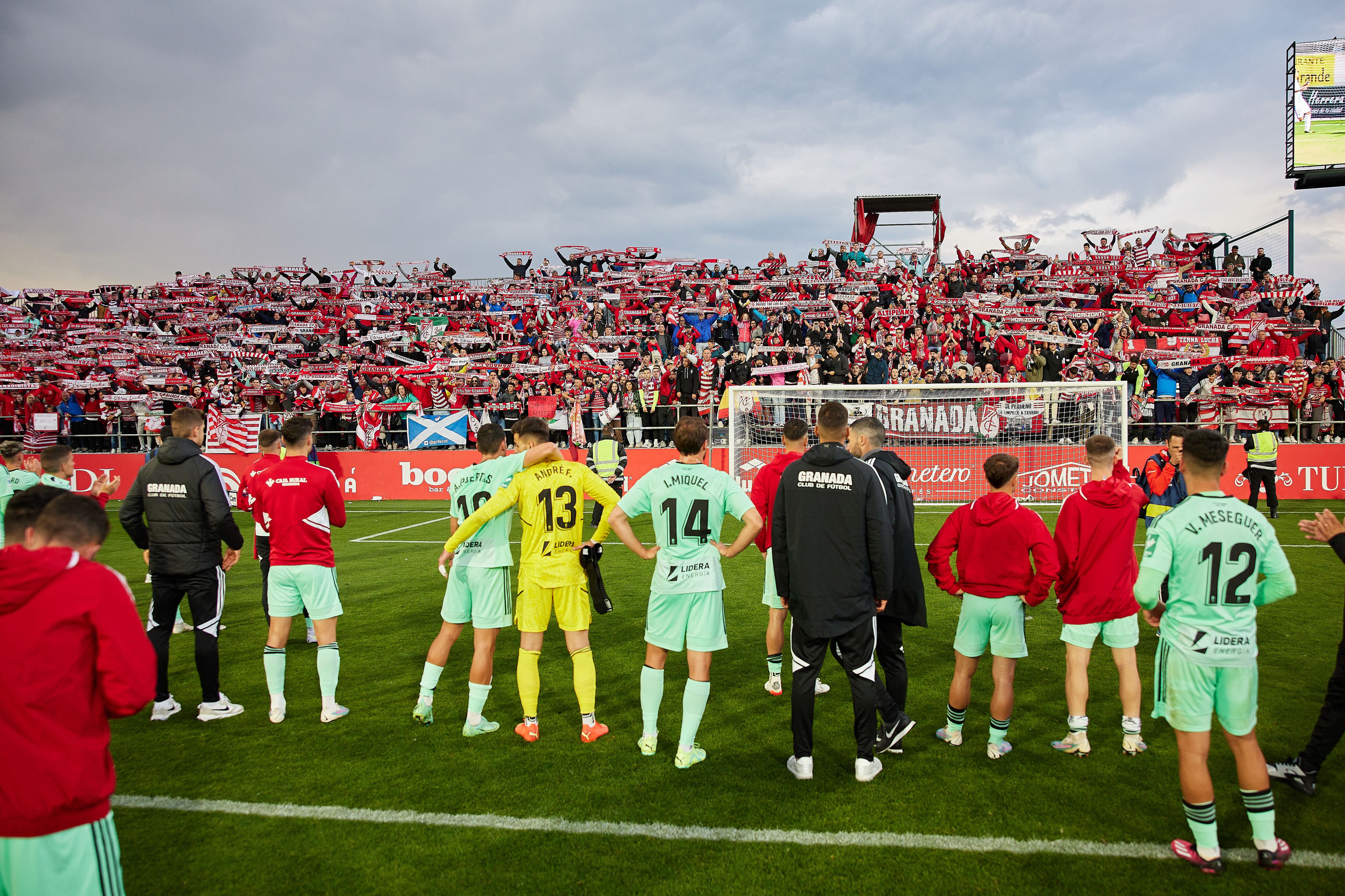 Los jugadores del Granada celebran la victoria contra el Mirandés