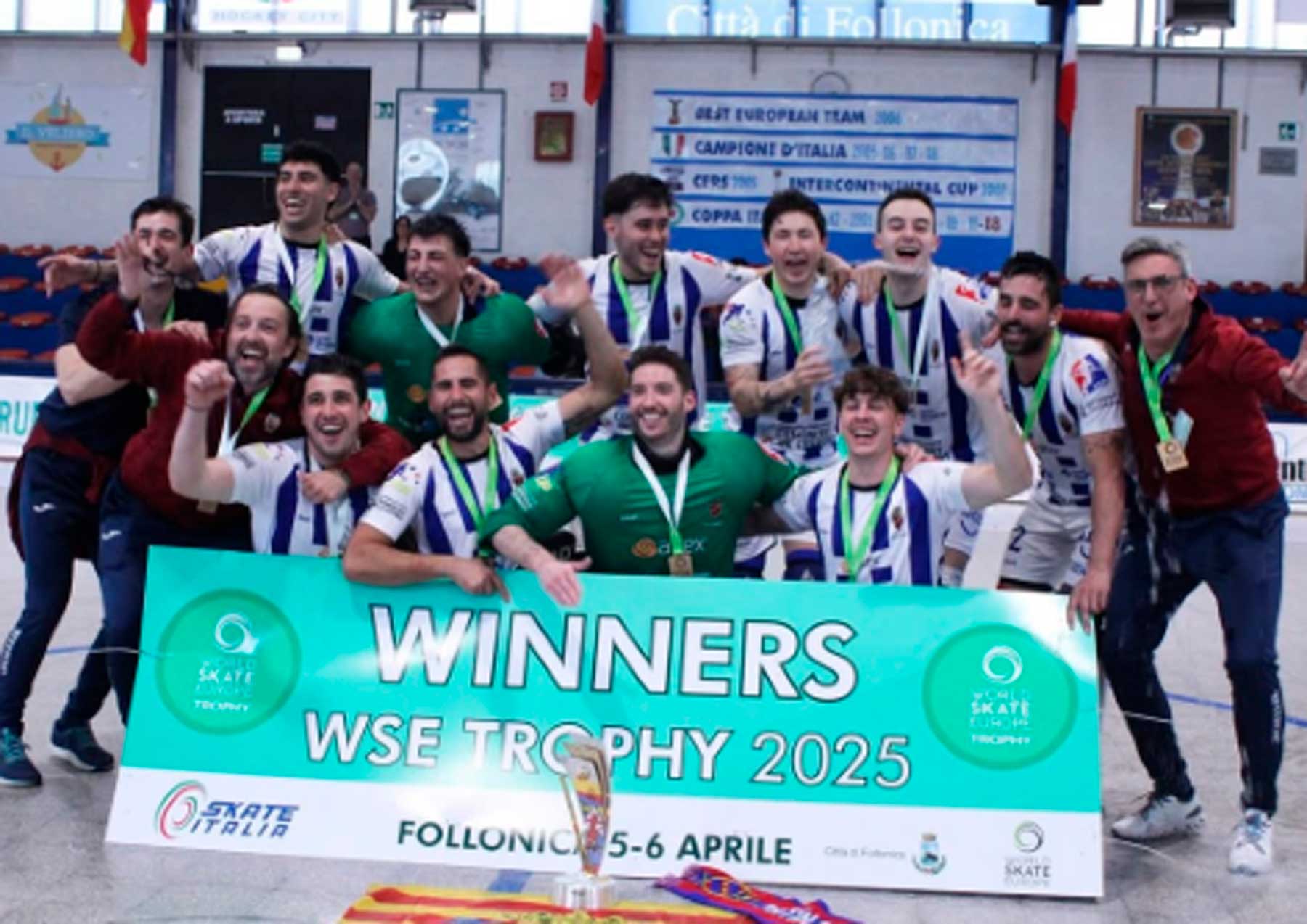Los componentes del equipo alcoyano y el cuerpo técnico celebrando el título europeo