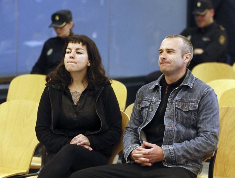 Francisco Solar y Mónica Caballero, acusados de colocar un artefacto explosivo en la Basílica del Pilar de Zaragoza en octubre de 2013, durante el juicio celebrado en la Audiencia Nacional