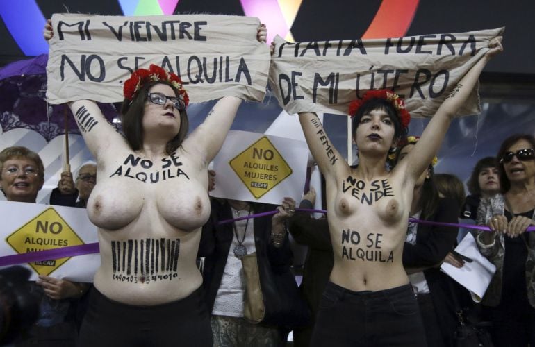 Activistas de FEMEN durante la protesta que realizaron en la entrada del hotel donde se celebra este fin de semana la feria &#039;Surrofair&#039;.