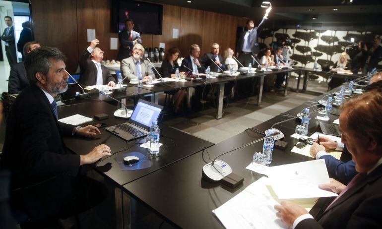 Carlos Lesmes (i), durante un pleno del Consejo General del Poder Judicial 