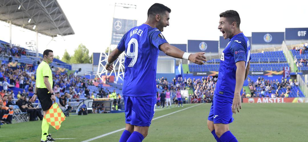 Angel (i) celebra junto a Portillo el gol del triunfo frente al Trabzonspor K. en el estreno azulón en UEFA Europa League. 