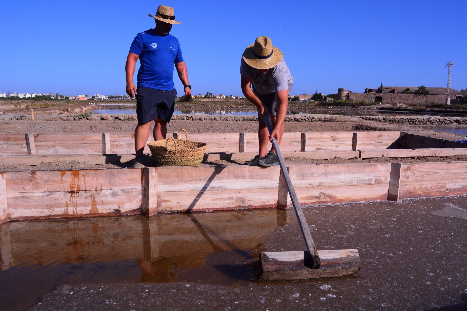 Trabajadores en las Salinas de Marchamalo