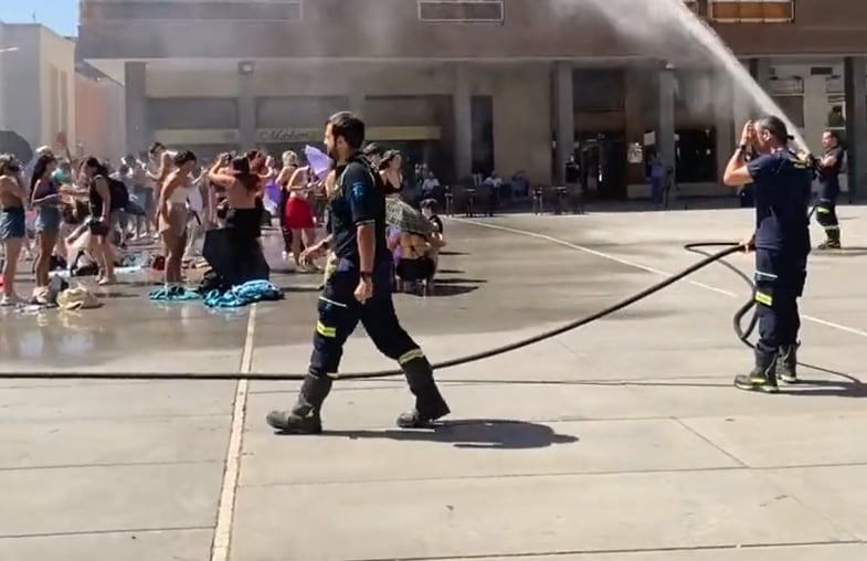 Bomberos refrescan a los fans de Rosalía antes del concierto.