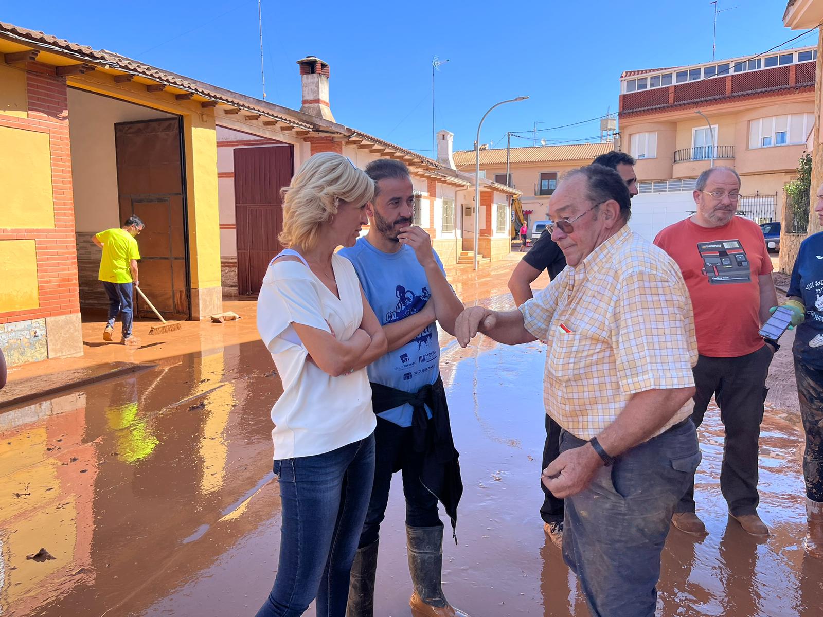 La delegada de la Junta (i) junto al alcalde de Iniesta y vecinos durante una visita a la localidad tras las inundaciones de este martes