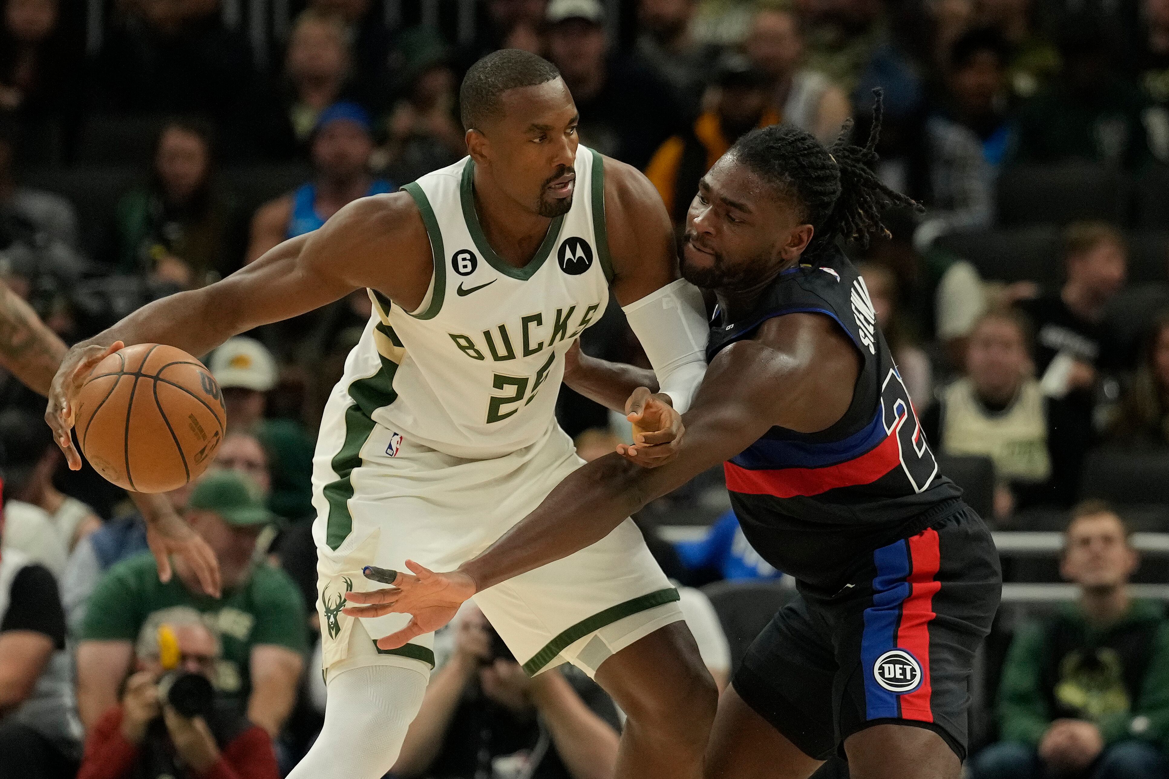 Serge Ibaka trata de mantener a posesión durante un partido de la NBA.