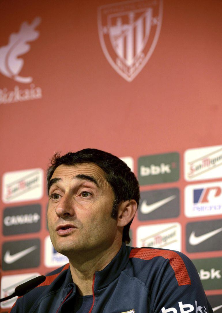 GRA220. BILBAO, 11/04/2015.- El entrenador del Athletic de Bilbao Ernesto Valverde durante la rueda de prensa ofrecida hoy con motivo del partido de Liga que mañana disputarán frente al Espanyol. EFE/Miguel Toña