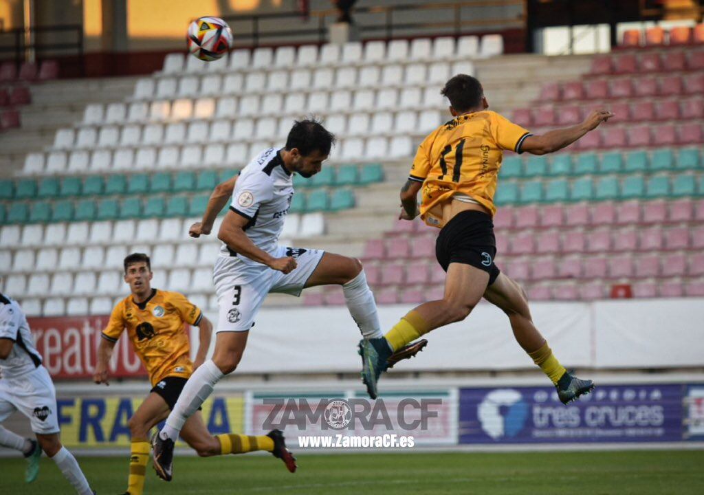 Un lance del juego entre el Zamora CF y el Unionistas