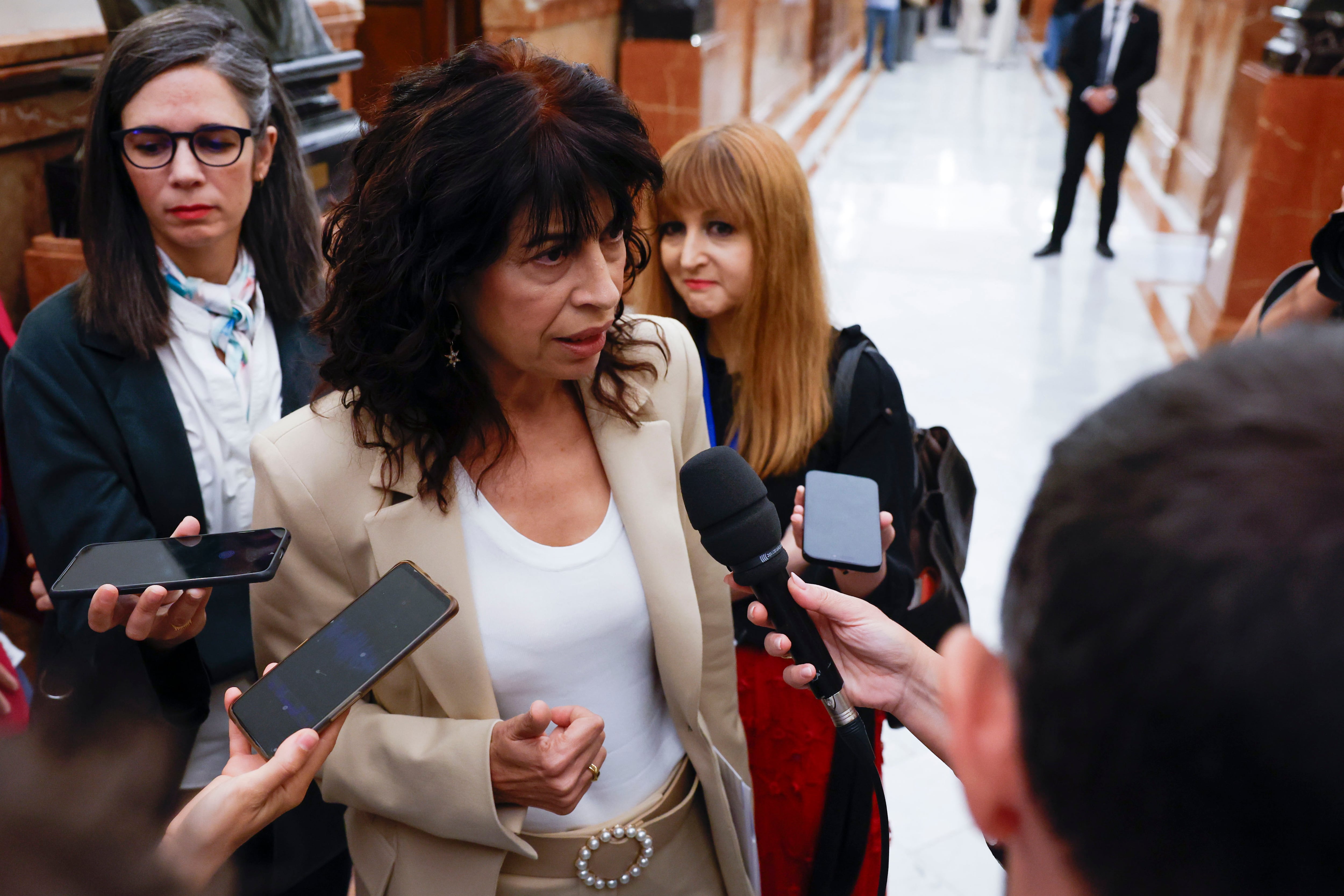 FOTODELDIA MADRID, 24/09/2025.- La ministra de Igualdad Ana Redondo atiende a los medios en los pasillos del Congreso donde este miércoles se celebra la sesión de control al Gobierno. En ausencia del presidente del Gobierno, Pedro Sánchez, el Congreso celebra una sesión de control donde la oposición atacará a los ministros de su gabinete por la falta de apoyos para legislar, los casos de corrupción que acechan a su entorno y ahora por la polémica de las pulseras telemáticas. EFE/ J.J. Guillén