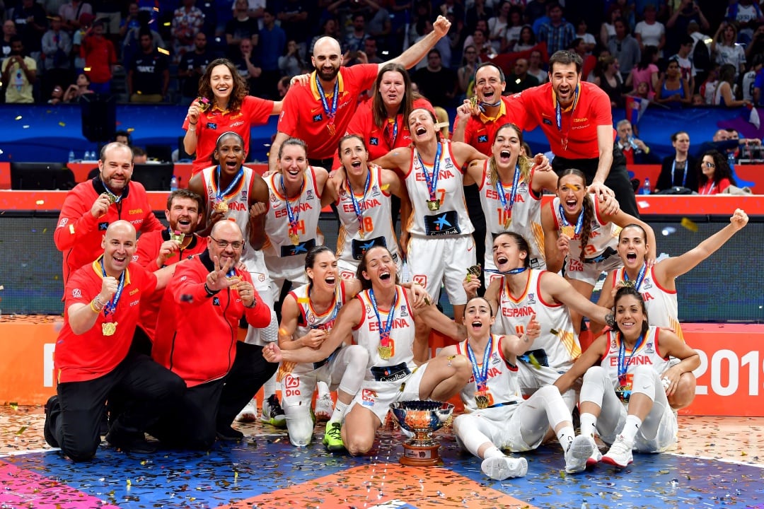 La selección española de baloncesto, celebrando el título del Eurobasket 2019.