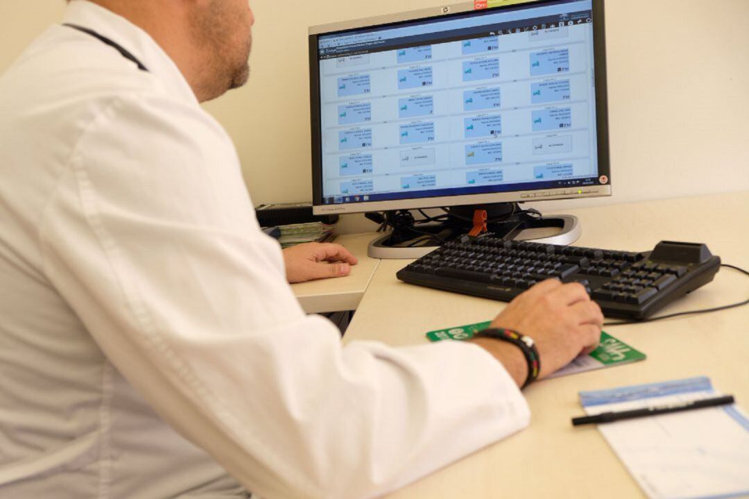 Médico en una consulta