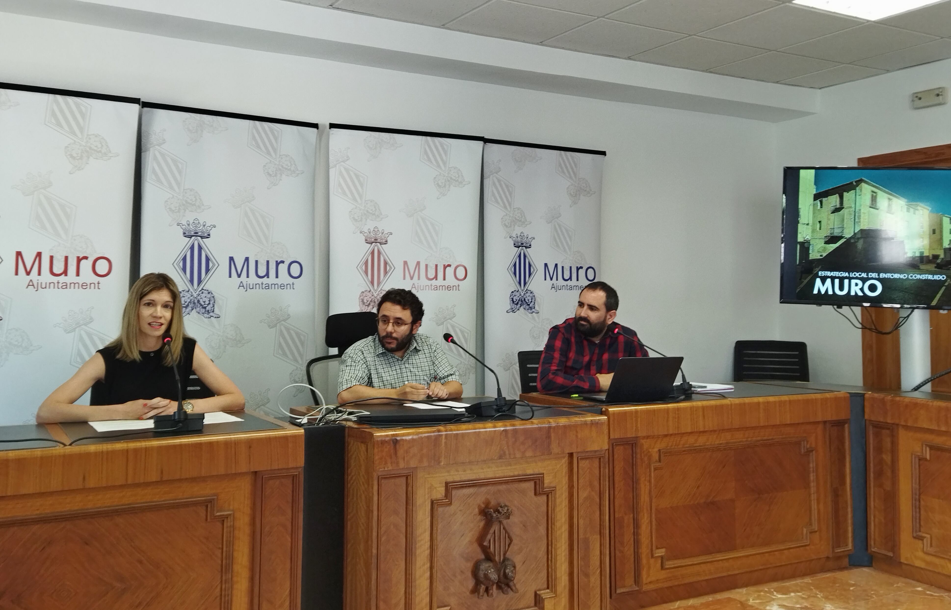 Agnés Alabort, arquitecta municipal; Sergi Silvestre, edil de Patrimonio, y Fernando Navarro, arquitecto del Estudio de Fabricantes de Espheras presentando el &#039;Plan estratégico del entorno construido del centro histórico de Muro&#039;.