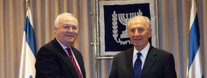 El ex presidente de Israel, Simon Peres junto a Moratinos durante un encuentro en Jerusalén