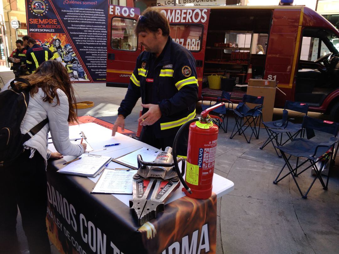Los bomberos de Zamora recogen firmas por una ley de bomberos nacional
