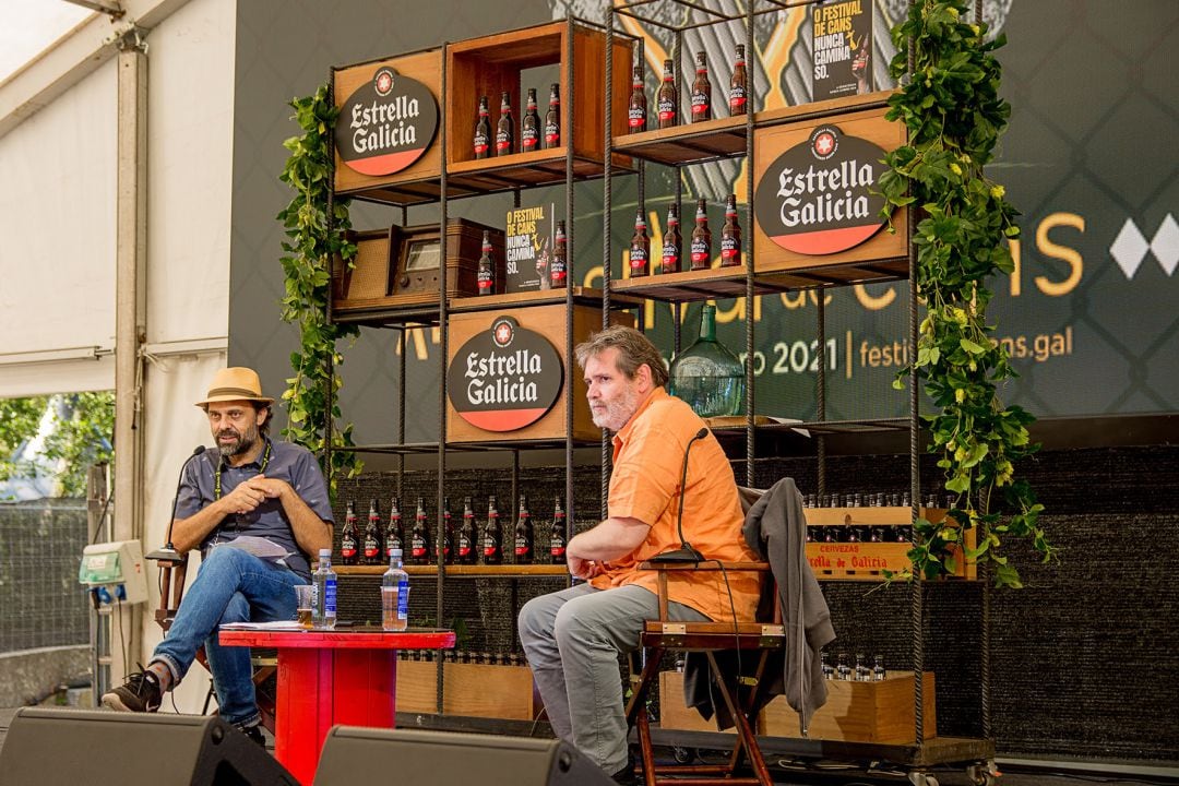 Alfonso Pato en una charla con Jorge Coira