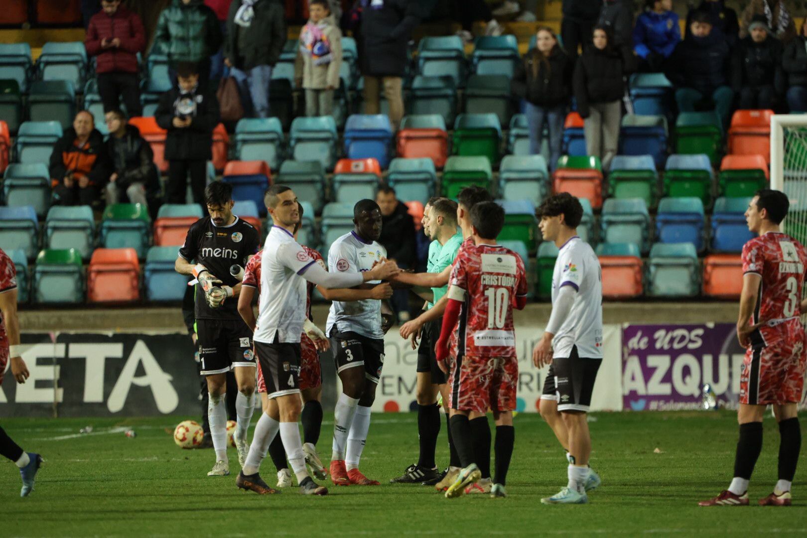 Los jugadores del Salamanca CF UDS se saludan con los del Guijuelo en el Helmántico este domingo/Salamanca CF UDS