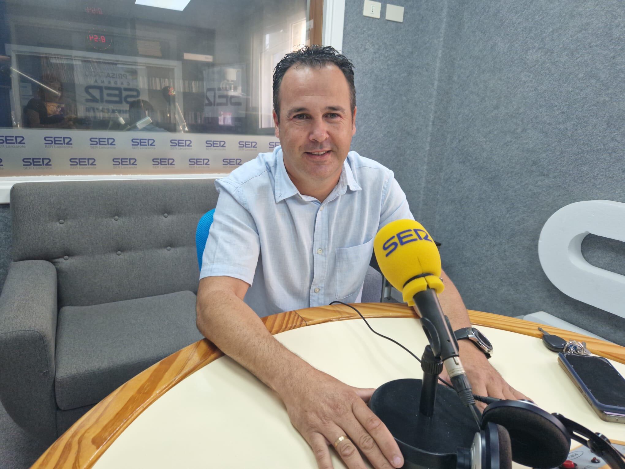 Hugo Delgado, consejero de Residuos del Cabildo de Lanzarote, en los estudios de SER Lanzarote.