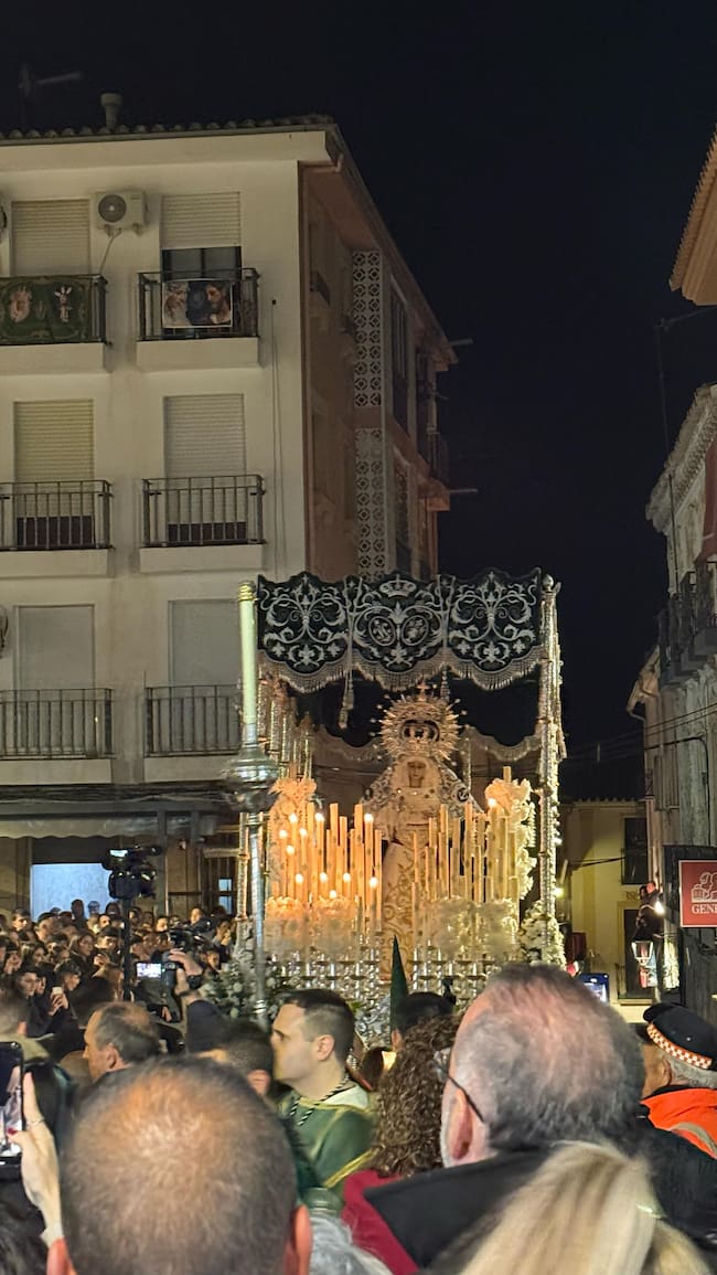 Nuestra Señora de la Esperanza en su recorrido por la calle San Fernando (Cuesta de Perillo)