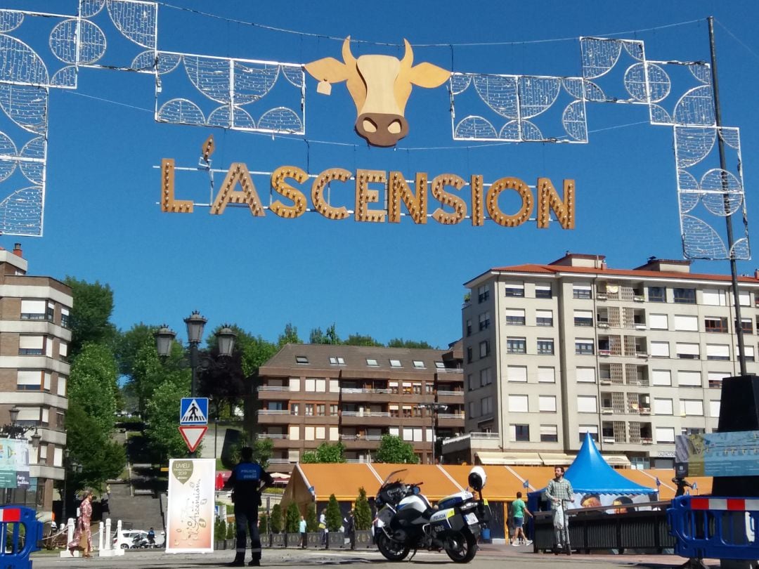 Portada de L'Ascensión en la Losa de la Renfe.