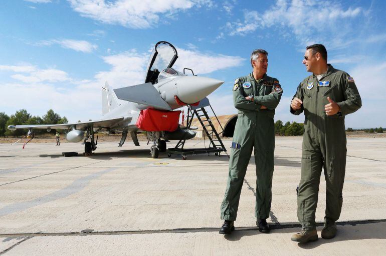 Juan Manuel Pablos Chi, coronel del TLP, junto al militar americano Sonny LeMasters posan delante de un Eurofighter Typhoon 