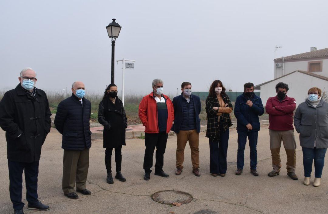 Blanca Fernández, portavoz del gobierno de Castilla La Mancha y el consejero de Fomento, Nacho Hernando junto a los alcaldes de la zona en la comarca de los Montes