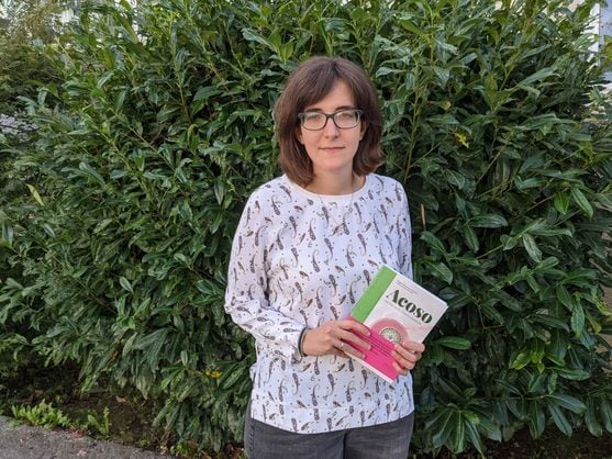 Ángela Bernardo con un ejemplar de su libro &#039;ACOSO #MeToo en la Ciencia Española&#039;