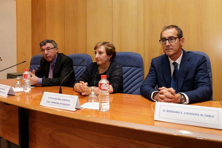 En la mesa, Julián Pérez Gil, el dimitido gerente del SCS. Junto a él, la consejera Luisa Real y en primer término el nuevo responsable del Servicio, Benigno Caviedes. 