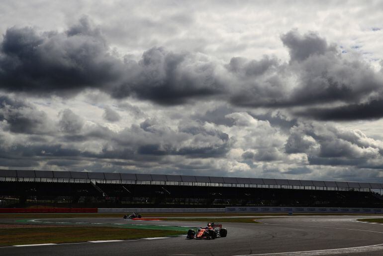 Fernando Alonso durante los entrenamientos libres en Silverstone.