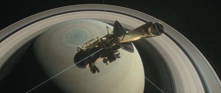 Ilustración cedida sin fechar de la NASA que muestra la nave Cassini que se dispone a adentrarse en la órbita del planeta Saturno y sus anillos interiores.