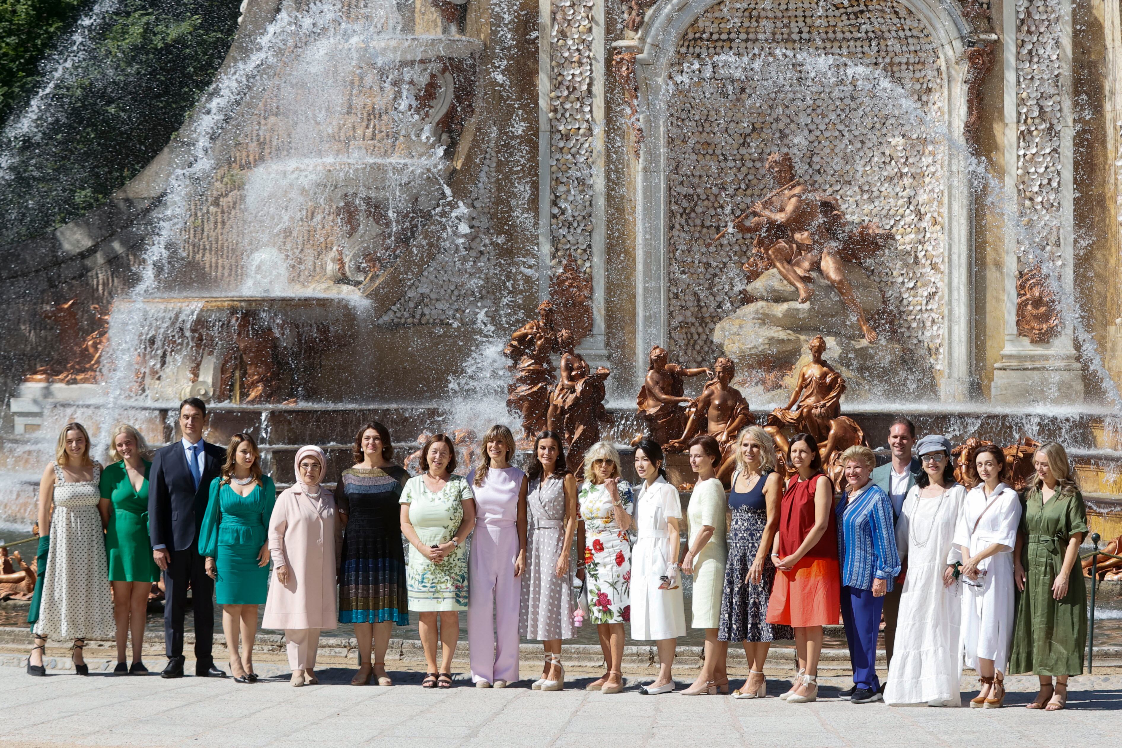 GRAF229. GRANJA DE SAN IDELFONSO (SEGOVIA), 29/06/2022.- La reina Letizia (c) y la mujer del presidente del Gobierno, Begoña Gómez (c-i) posan con los acompañantes de los mandatarios que asisten a la cumbre de la OTAN para la foto de familia de los actos culturales en su honor celebrados en la Granja de San Idelfonso, Segovia, este miércoles. EFE/ Ballesteros
