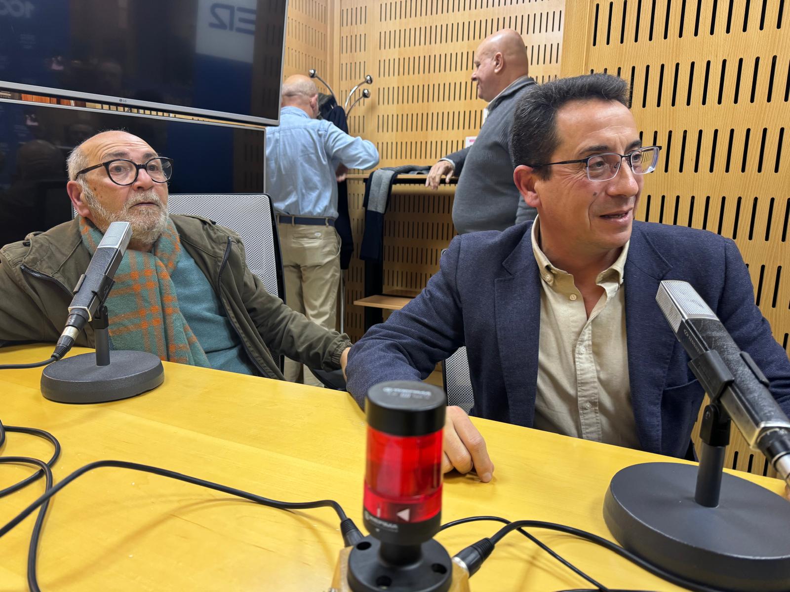 José Antonio Oliert, a la derecha, y Manuel Ramírez Rubio han sido los primeros invitados del programa Cruz de Guía en el año 2026