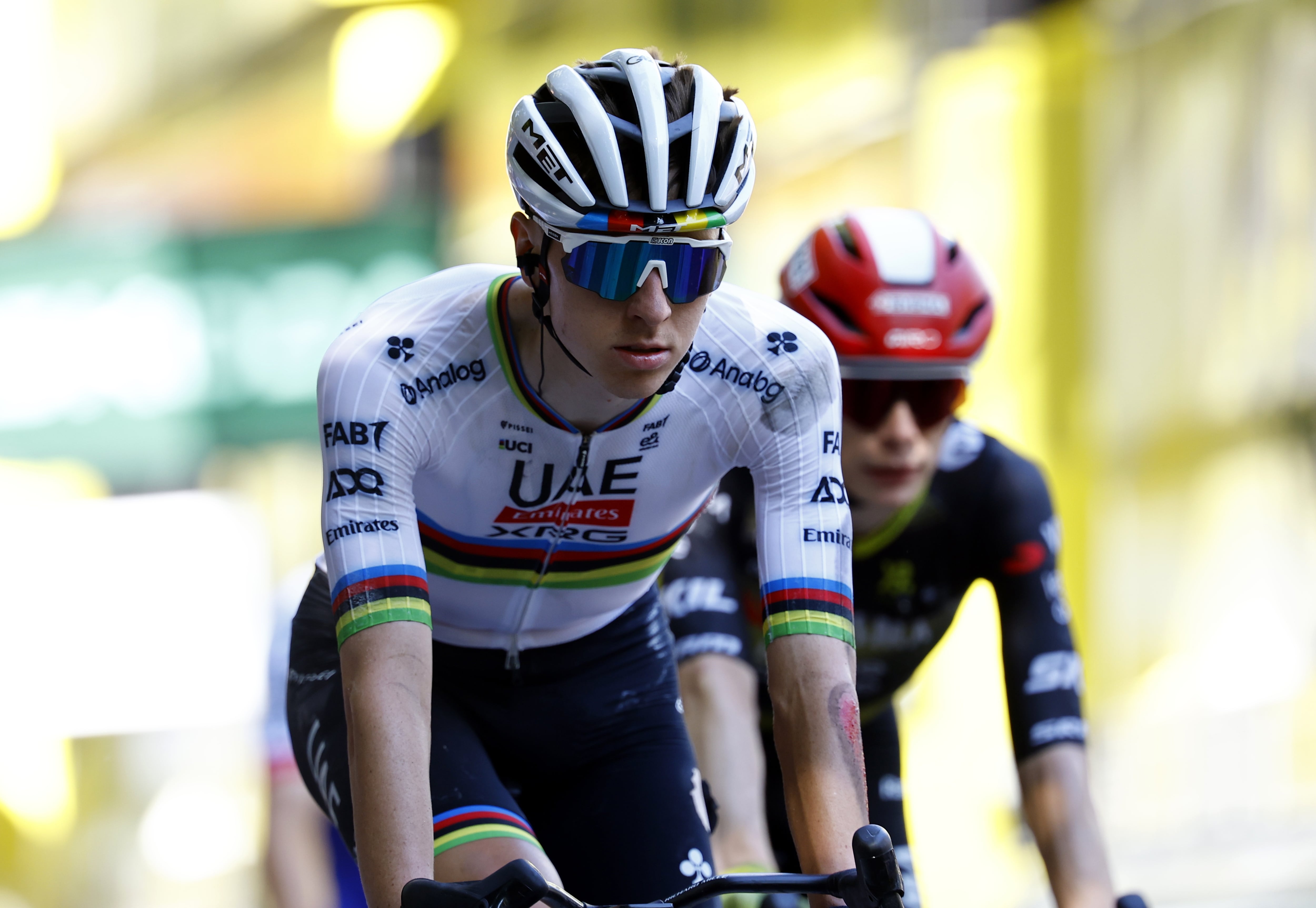 Tadej Pogacar llega a meta tras sufrir una caída en la etapa 11 del Tour